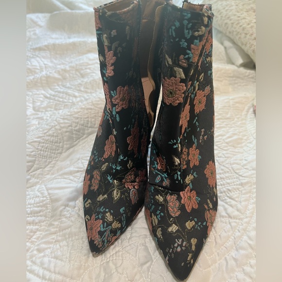 Floral embroidered black boot - Picture 2 of 2